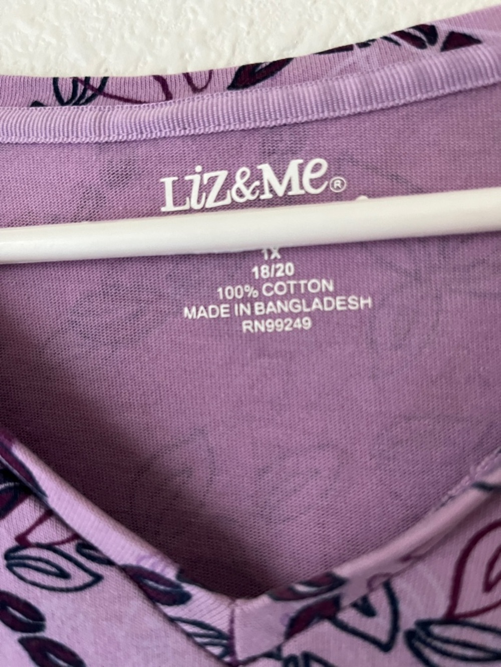 Liz & Me Lavender V-Neck Floral Leaf Print Top - Picture 2 of 3